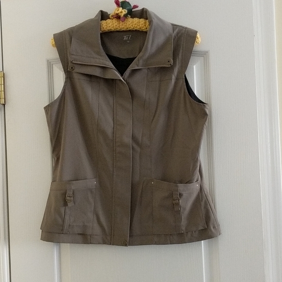 Tail taupe, hidden zipper polyester vest. Size Med - Picture 1 of 9